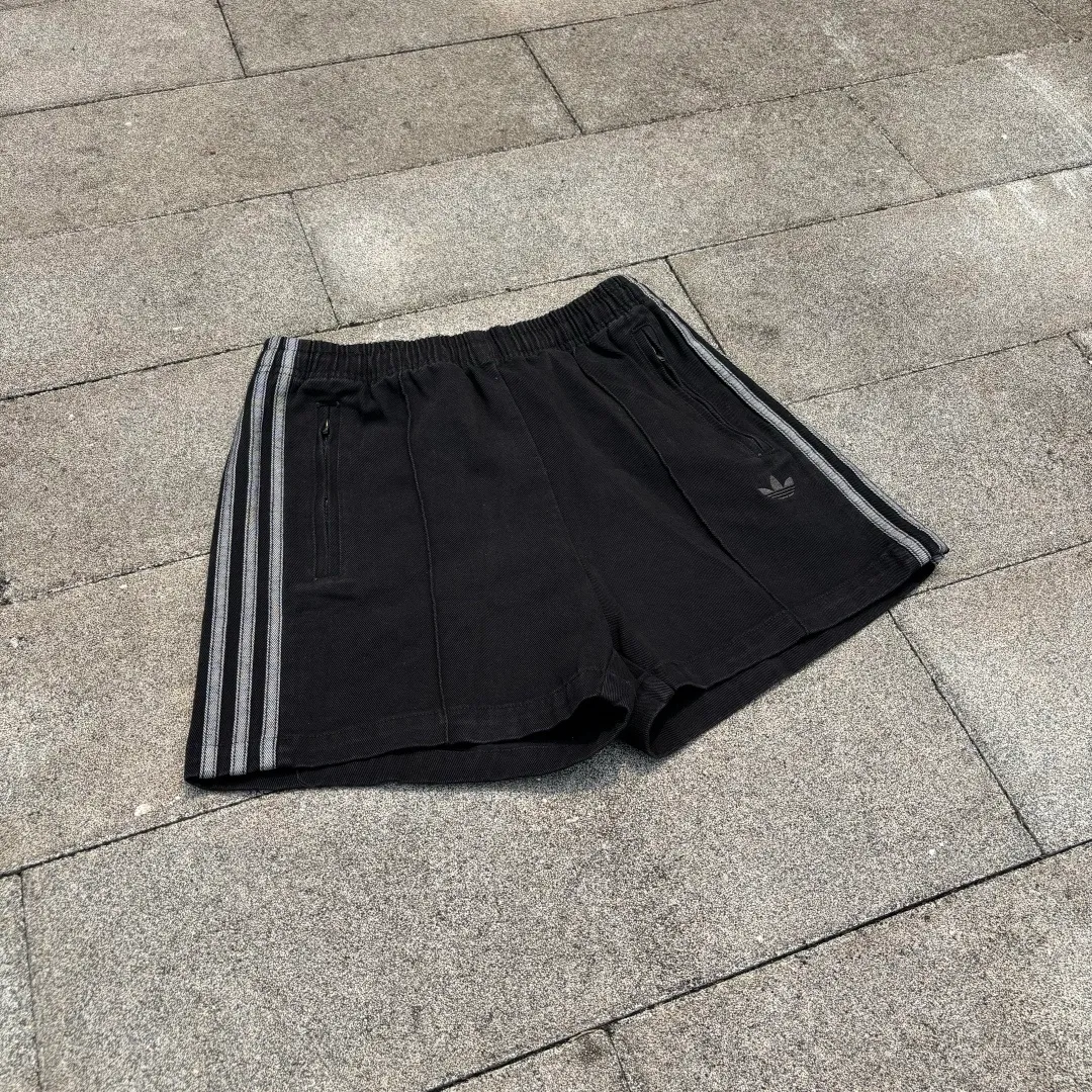 𝟬𝟱𝟰𝟳#Exclusive real shot/difference between various stolen pictures and online picture versions on the market [𝗔𝗱𝗶𝗱𝗮𝘀Adidas Song Yuqi Same Style Clover American Trendy Denim Shorts] ✅Full set of 1:1 customized accessories ➕Customized three-label ➕𝗬𝘂𝗮𝗻 version hang tag ➕𝗹𝗼𝗴𝗼 packaging bag🔥 ➕Scan the tag to enter the official website. ✅Top Original version, ins Xiaohongshu Dewu Kuaishou and many bloggers wear it. ✅Washed denim + three-stripe design, the clover logo is super recognizable✨. Loose fit, comfortable to wear and Breathable, suitable for summer commuting, leisure, and sports! With Versatile attributes, it can be worn casually and easily switch between street or vacation styles. It is a must-have item in your summer wardrobe! Color: Black Size: xs-x L